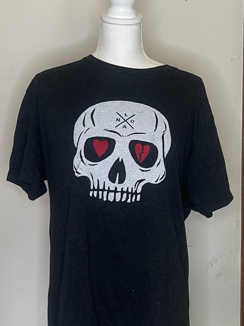 Black Short-Sleeve Skull Graphic Tee with Red Heart Eyes